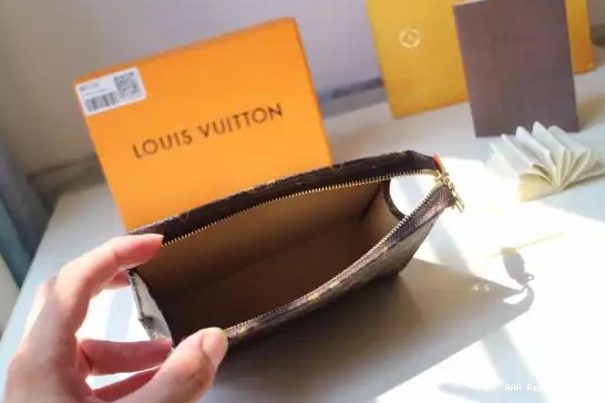 Aaa replica ru 15 VUITTON POUCH LOUIS TOILETRY 0525